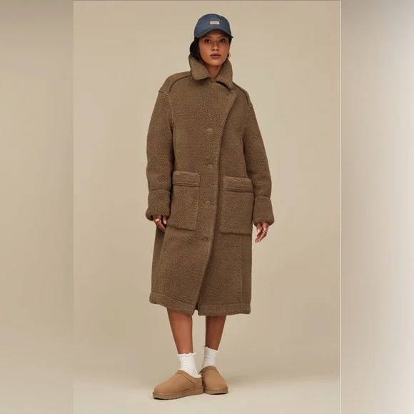 UGG® - Classic Slippers, Size 9 - Picture 6 of 9